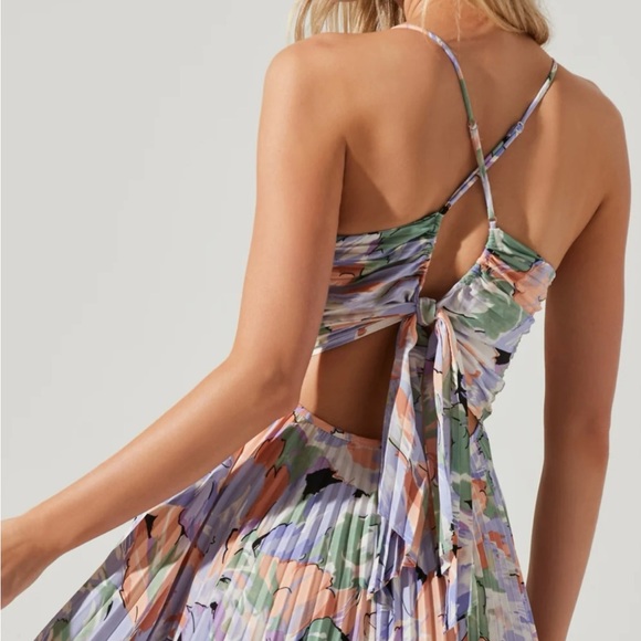 Purple Pleated Sweetheart Midi Dress - Picture 4 of 5